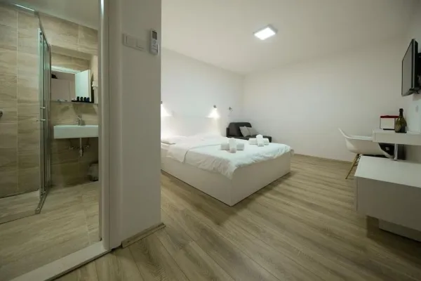 Newly renovated 3*** star hotel for sale right by the sea on Vinodolski riviera - pic.5