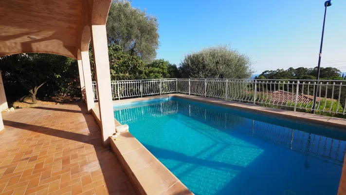 Villa mit 3 Schlafzimmern und Meerblick mit Renovierungsprojekt - Foto 2